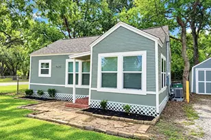 624 E Magnolia St, Angleton, TX 77515 - Photo 1