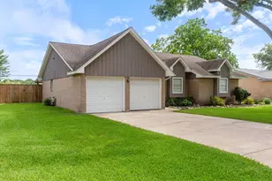 3925 Heatherglen St, Bay City, TX 77414 - Photo 2