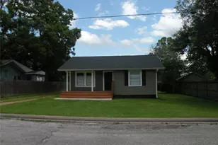 319 N Hunt Street N, Bellville, TX 77418 - Photo 2