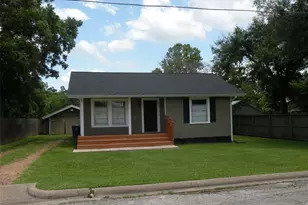 319 N Hunt Street N, Bellville, TX 77418 - Photo 1