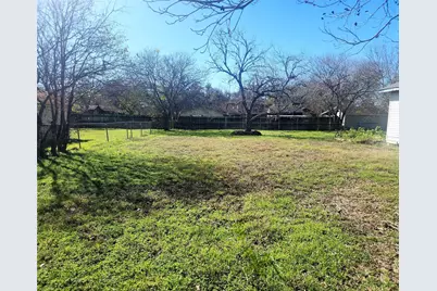 702 Maple Street, Yoakum, TX 77995 - Photo 2