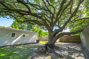 507 W Oak St, Highlands, TX 77562 - Photo 14