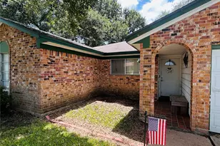 2 Travis Ct, Angleton, TX 77515 - Photo 2