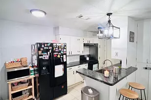 2 Travis Ct, Angleton, TX 77515 - Photo 6