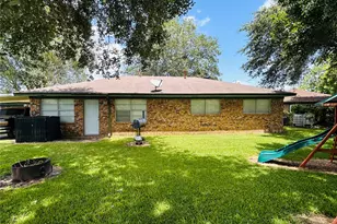 2 Travis Ct, Angleton, TX 77515 - Photo 18