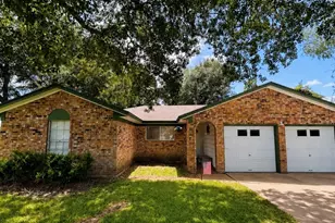 2 Travis Ct, Angleton, TX 77515 - Photo 1
