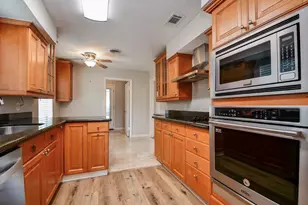 10706 Inwood Dr, Houston, TX 77042 - Photo 14
