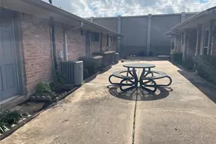 1110 W Tri Oaks Ln, Houston, TX 77043 - Photo 14