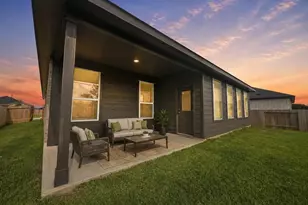 513 Robin St, Angleton, TX 77515 - Photo 2