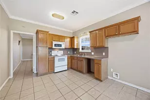 9603 Surrey Ln, Richmond, TX 77469 - Photo 8