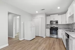 8902 1/2 Courtney Dr, Highlands, TX 77562 - Photo 4