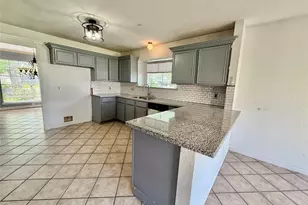 223 Almond Dr, Lake Jackson, TX 77566 - Photo 4