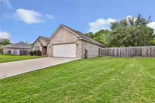 210 Regal Ln, Liberty, TX 77575 - Photo 2