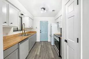 44 Campeche Cir, Galveston, TX 77554 - Photo 2