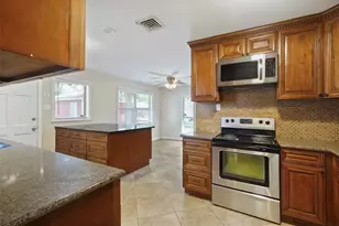 9802 Cedardale Dr, Houston, TX 77055 - Photo 10