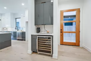 1634 Castle Ct, Houston, TX 77006 - Photo 14