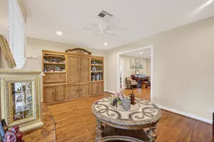 11230 Huggins Dr, Houston, TX 77035 - Photo 8