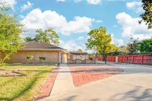 902 Ashford Parkway Pkwy, Houston, TX 77077 - Photo 2