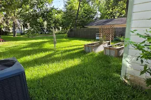 202 Azalea St, Lake Jackson, TX 77566 - Photo 10