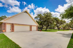 212 Teakwood St, Lake Jackson, TX 77566 - Photo 6