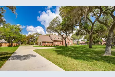 212 Teakwood Street, Lake Jackson, TX 77566 - Photo 4