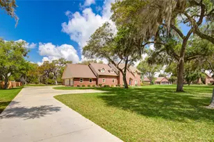 212 Teakwood St, Lake Jackson, TX 77566 - Photo 4