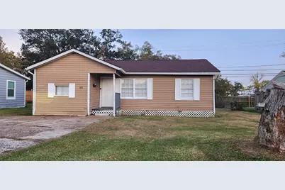 128 Huisache Street, Lake Jackson, TX 77566 - Photo 2