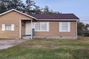 128 Huisache St, Lake Jackson, TX 77566 - Photo 2