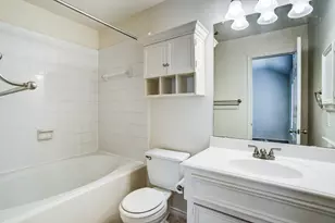818 W Heights Hollow Ln, Houston, TX 77007 - Photo 18