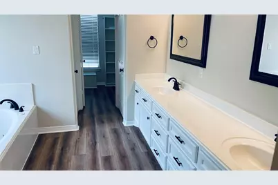 18451 Hills Lake Ct, Montgomery, TX 77316 - Photo 16