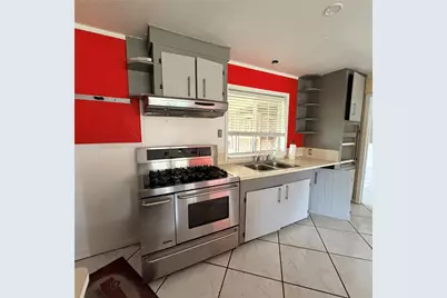 910 San Jacinto Avenue, Texas City, TX 77590 - Photo 2