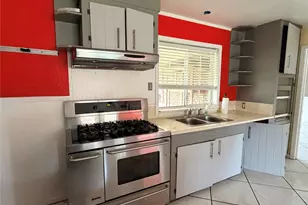 910 San Jacinto Ave, Texas City, TX 77590 - Photo 2
