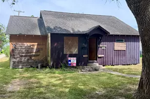 2113 Cypress Ave, Bay City, TX 77414 - Photo 2