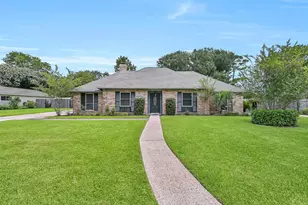 705 Quaker Dr, Friendswood, TX 77546 - Photo 1