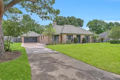 705 Quaker Drive, Friendswood, TX 77546 - Photo 2