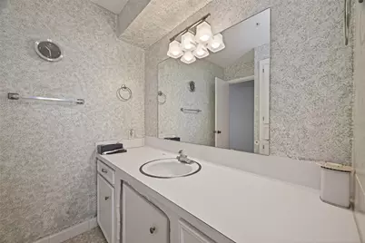 8410 Twin Hills Drive, Houston, TX 77071 - Photo 32