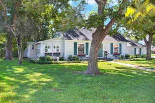 919 E Houston Ave, Crockett, TX 75835 - Photo 2