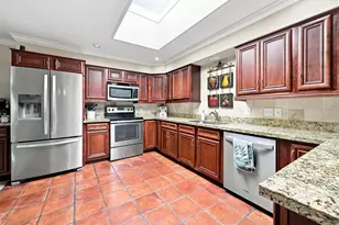 419 E Fair Harbor Ln, Houston, TX 77079 - Photo 16