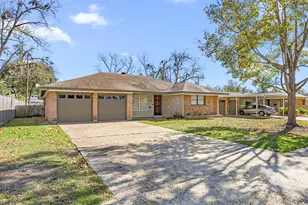 2018 Woodvine Dr, Houston, TX 77055 - Photo 2