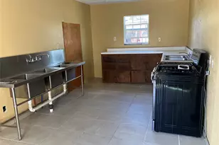 312 S Mechanic St, El Campo, TX 77437 - Photo 4