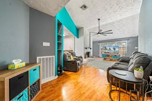 327 Brompton Ct, Highlands, TX 77562 - Photo 4