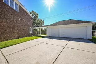 2111 Walnut Creek Dr, League City, TX 77573 - Photo 6