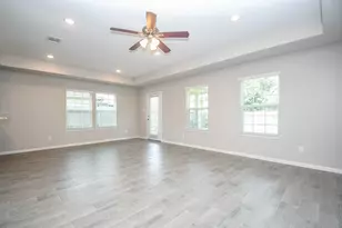 828 S 1st St, La Porte, TX 77571 - Photo 6