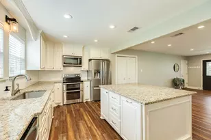 218 Palm Ln, Lake Jackson, TX 77566 - Photo 12
