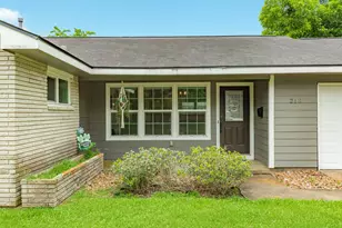 218 Palm Ln, Lake Jackson, TX 77566 - Photo 4