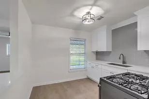718 E Republic Ave, Baytown, TX 77520 - Photo 14