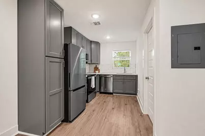 5729 Newport Street #B, Houston, TX 77023 - Photo 2