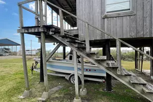302 Flamingo St, Sargent, TX 77414 - Photo 4
