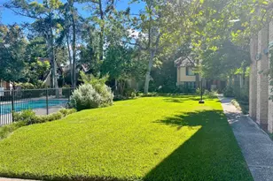 8229 Kingsbrook Rd, Houston, TX 77024 - Photo 16