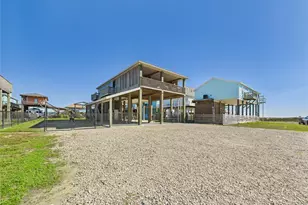 842 Main St, Crystal Beach, TX 77650 - Photo 4